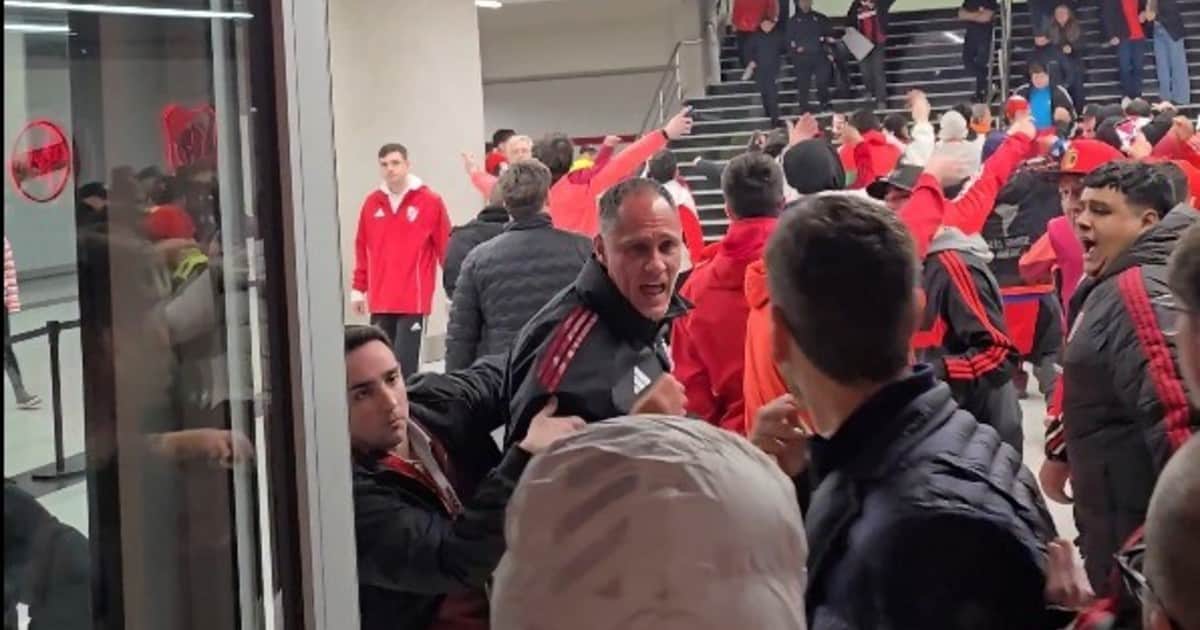 Un hincha de River murió tras la eliminación en la Copa Sudamericana y volvió la manifestación en el hall del estadio Monumental