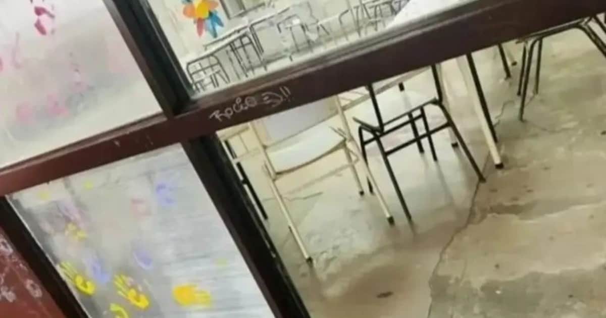 Padres denuncian a una escuela de La Plata: los alumnos se turnan para asistir a clases por falta de mantenimiento en las instalaciones