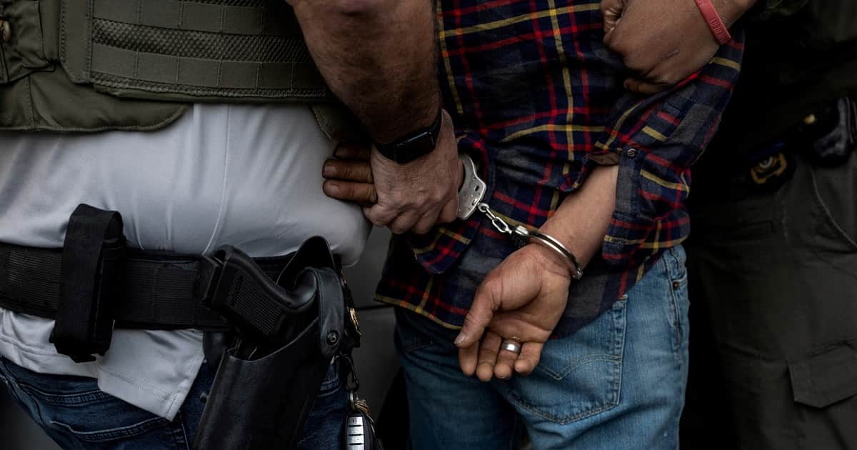 La maquinaria de deportaciones de Trump se expande: con más recursos y financiamiento, así cambiaron los arrestos y operativos migratorios de ICE