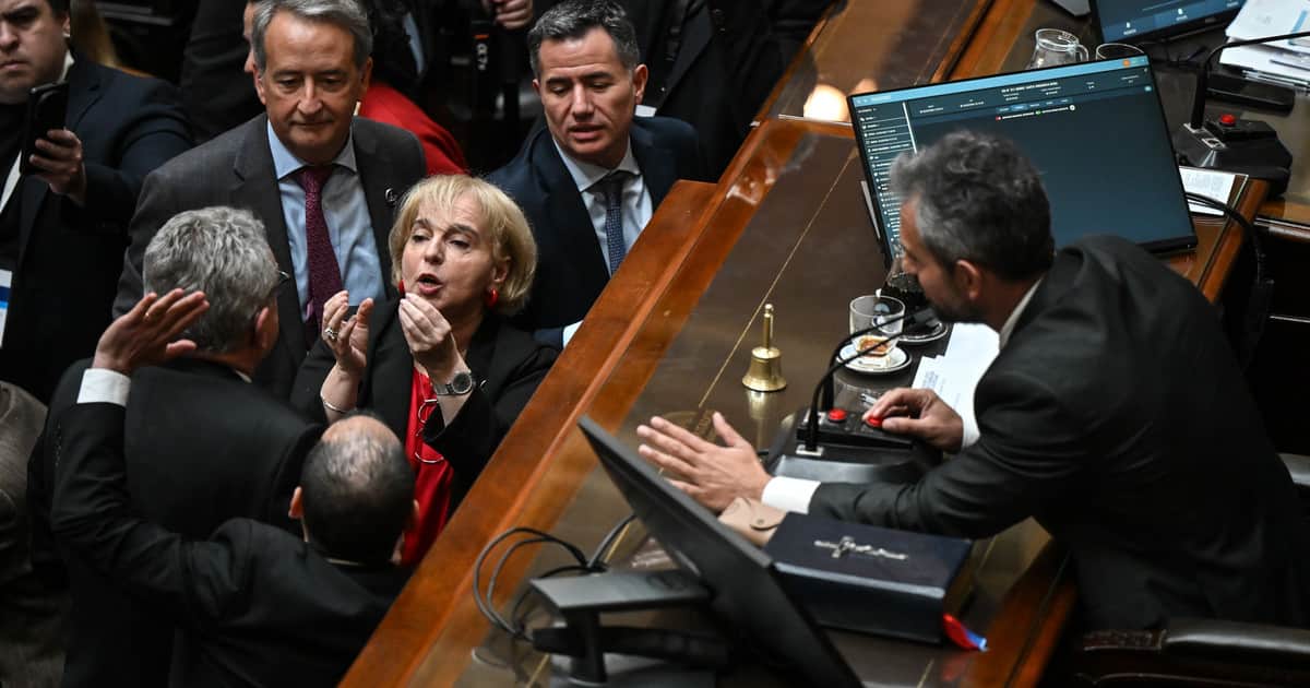 El oficialismo busca desbaratar una sesión opositora y abre una comisión para discutir proyectos de endeudamiento familiar