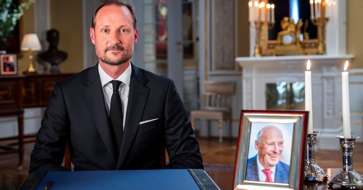 Haakon VIII, nuevo rey de Noruega, pronunció su primer discurso desde el Palacio Real a los 53 años y se quebró al hablarle a Sonia, la reina viuda: "Feliz aniversario de bodas, mamá"