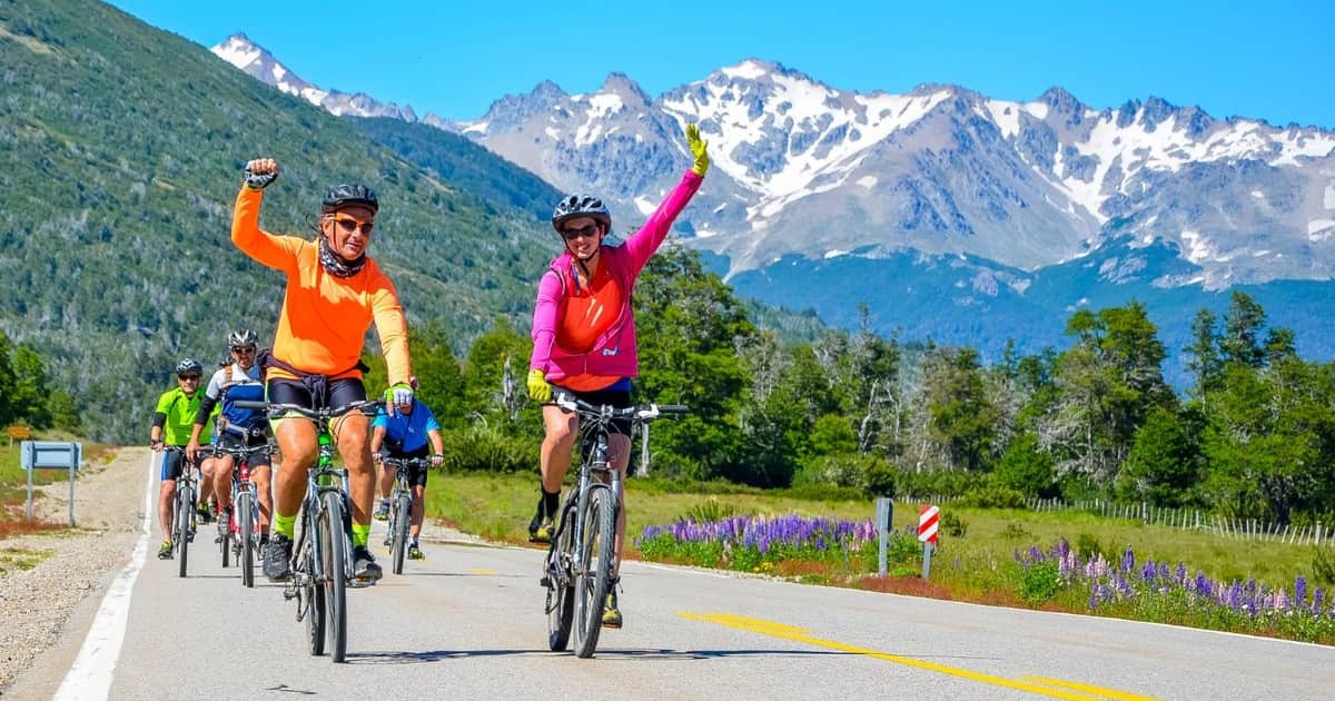 En bici y en grupo, pedaleando por uno de los paisajes más lindos de la Patagonia