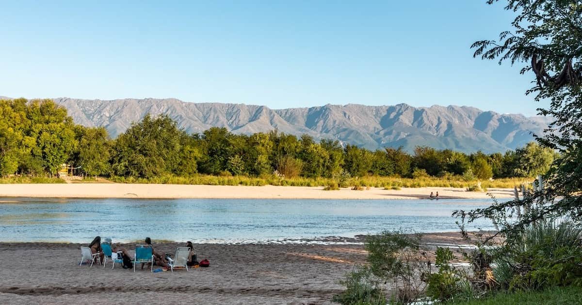 Tiene 2.000 habitantes y dos ríos de aguas cristalinas: el pueblo de Córdoba con ollas naturales y cascadas escondidas entre las sierras