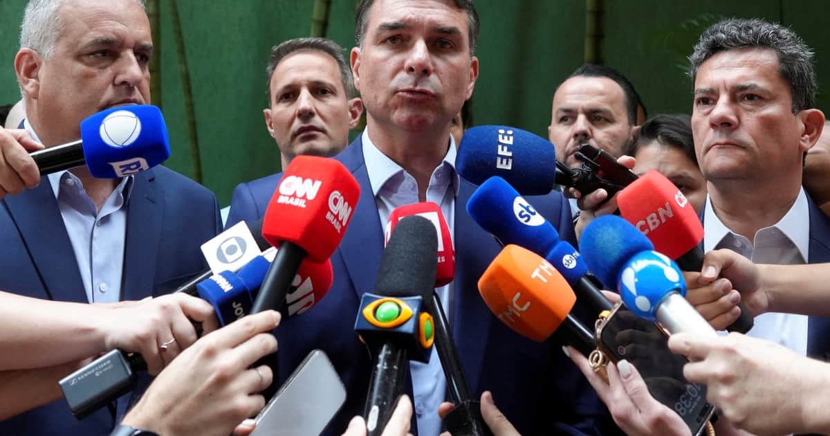 Flavio Bolsonaro busca replicar el modelo de El Salvador y prometió 500 mil nuevas plazas en las cárceles: "Hay pocos presos en Brasil"