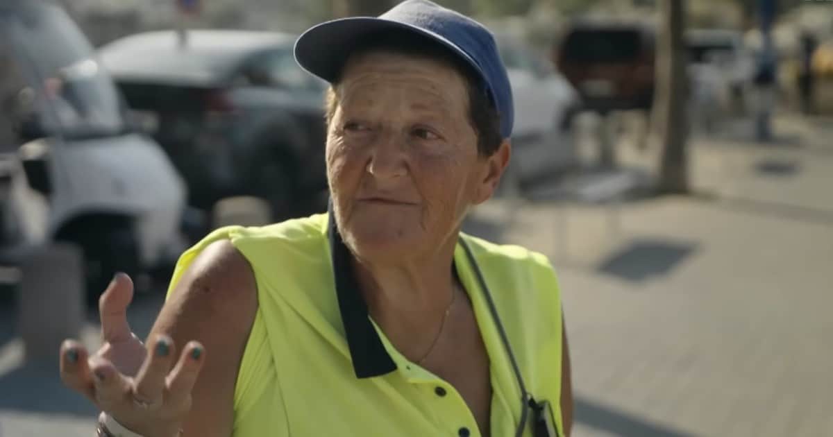 Begoña, vigilante de un parqueadero, vive en un autocaravana en Mallorca: "Mis vistas son espectaculares. Es un privilegio poder trabajar al lado del mar"