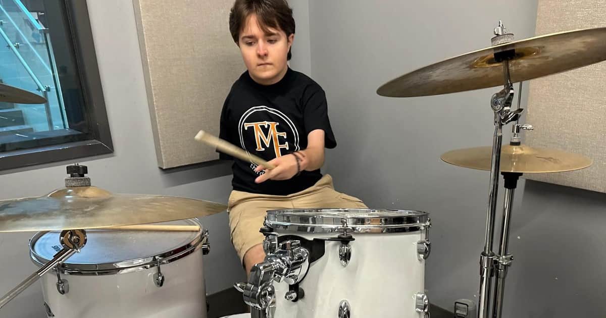 Nació con un solo brazo, superó una leucemia a los 7 años y aprendió a tocar la batería: a los 19 debuta con su propia banda de rock