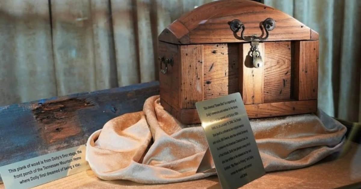 Una canción secreta de Dolly Parton está en una cápsula del tiempo que se abrirá en 2046