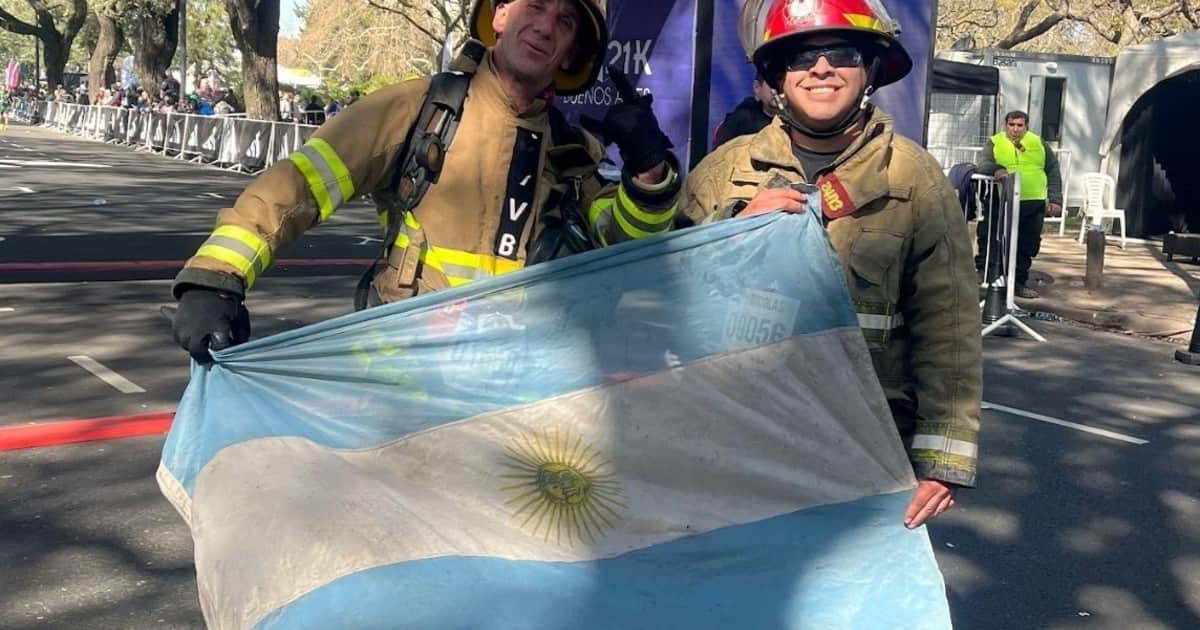 El bombero que corrió la Media Maratón de Buenos Aires con el traje puesto