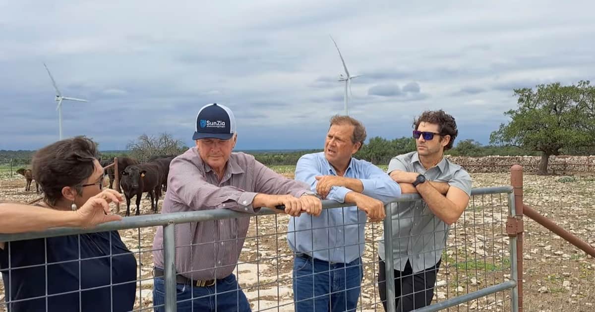 En 2016 y 2018, un ganadero del oeste de Texas rechazó la instalación de turbinas eólicas antes de aceptar siete en su rancho familiar; las regalías ahora ayudan a pagar el alimento para el ganado, los trabajadores y a mantener la explotación en funcionamiento