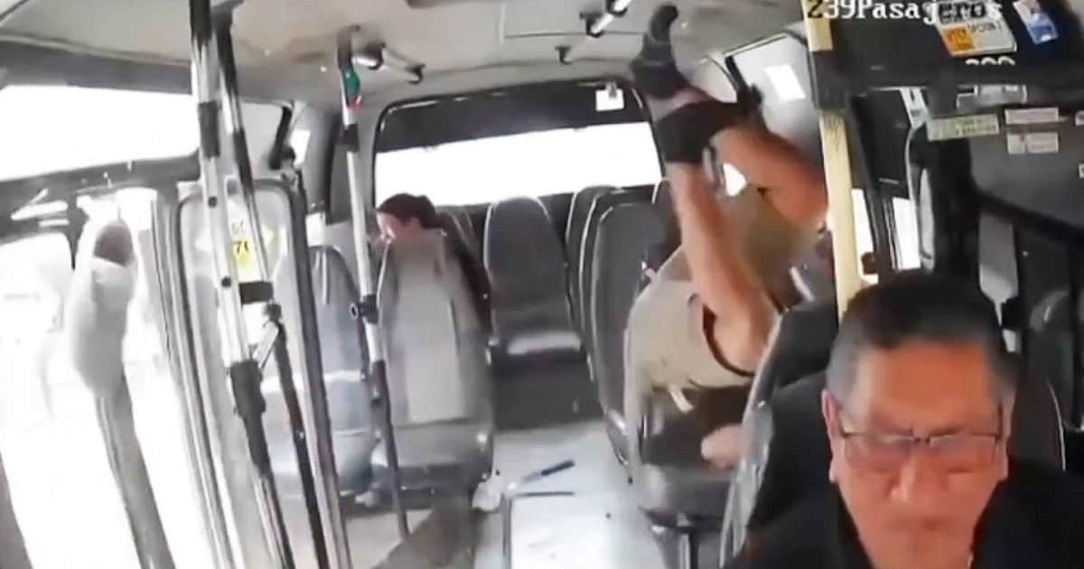 Un motociclista chocó contra un colectivo y un olvido del chofer le salvó la vida: el video del milagroso accidente