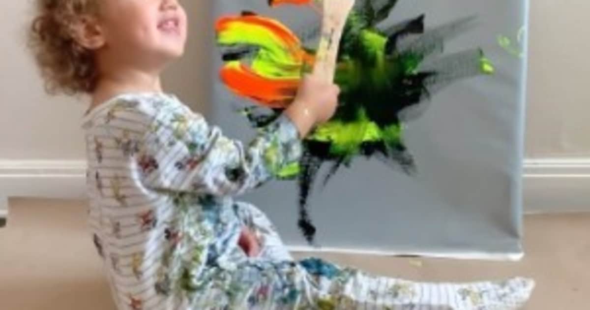 Bebé récord: a los 5 meses comenzó a pintar y antes de cumplir 1 año ingresó al Libro Guinness con obras de arte que elogian en el mundo