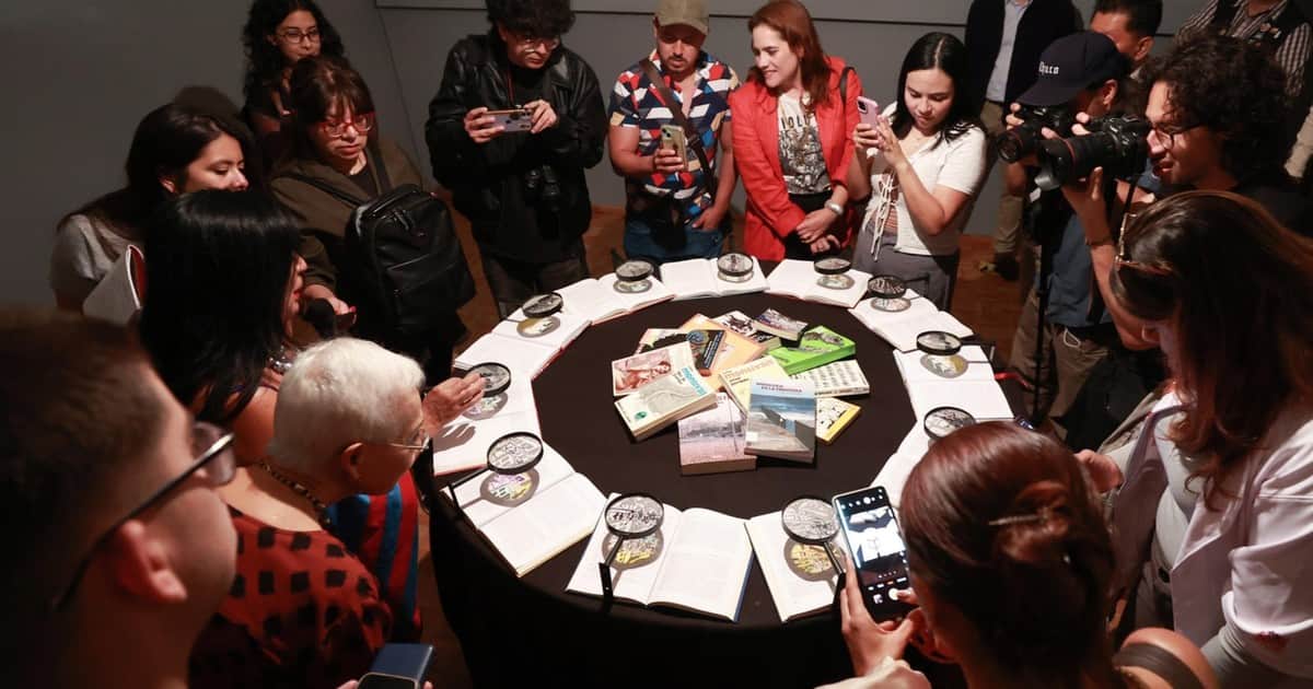 “Pensamos en él mucho más”: una exposición homenajea al escritor Carlos Monsiváis en México