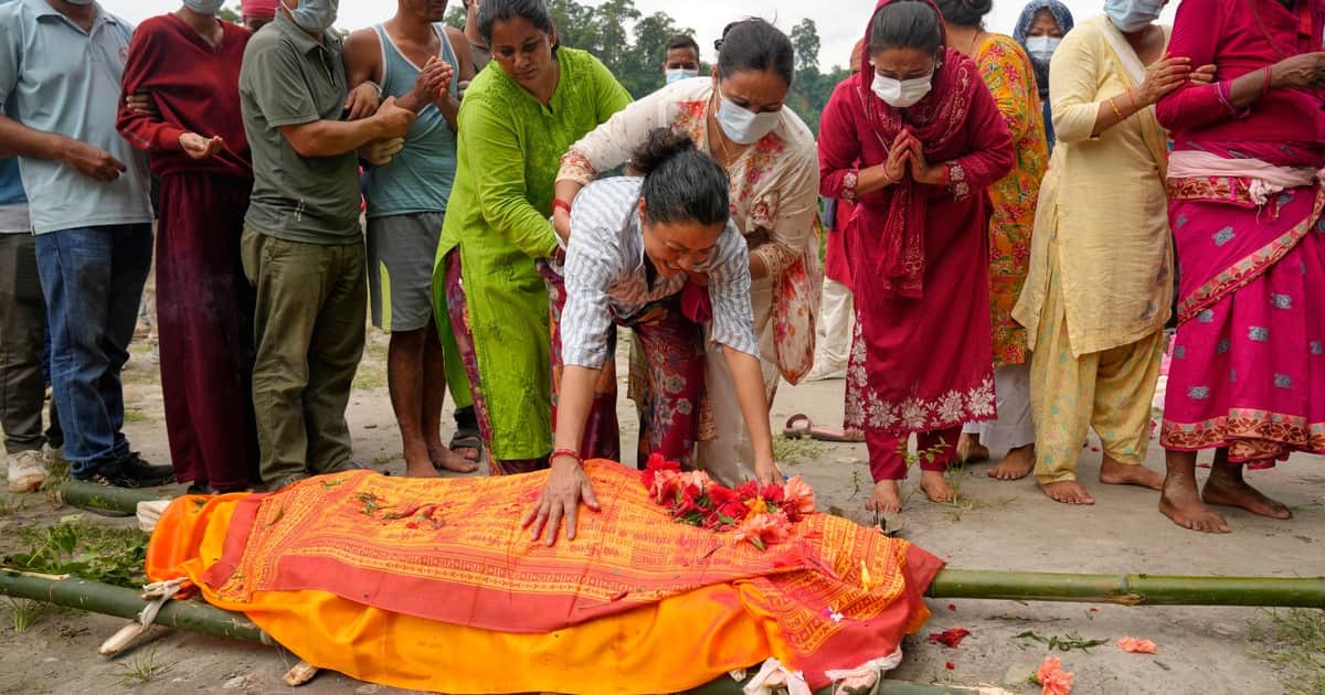 Riada en Nepal: los muertos ya superan los 1.100 y despiden a los desaparecidos en funerales sin cuerpo para "liberar sus almas"
