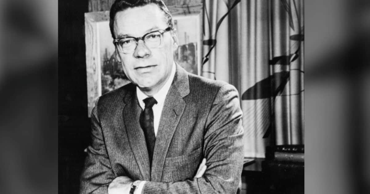 Earl Nightingale, célebre locutor y experto en desarrollo personal: "Las personas con metas triunfan porque saben adónde van"