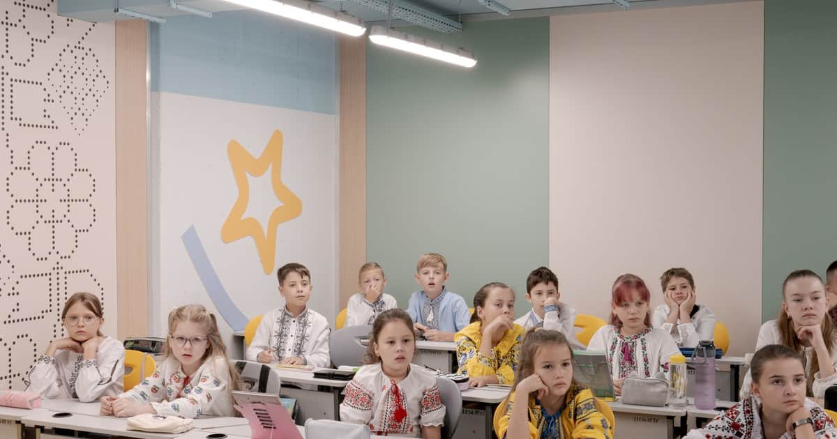 Estos niños ucranianos van a la escuela en el subsuelo. Son los afortunados