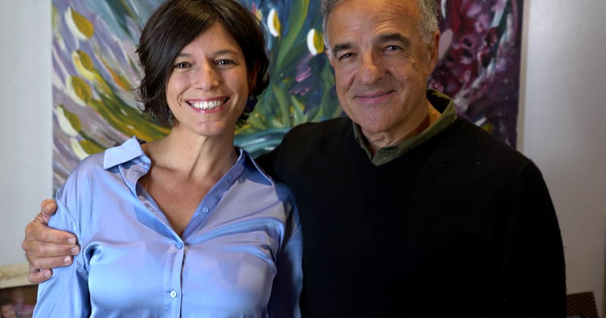 Son terapeutas de pareja, se enamoraron cuando ella era alumna de él y cada uno vivía en una punta del mundo: cómo pusieron a prueba su amor y armaron una familia ensamblada "de golpe"