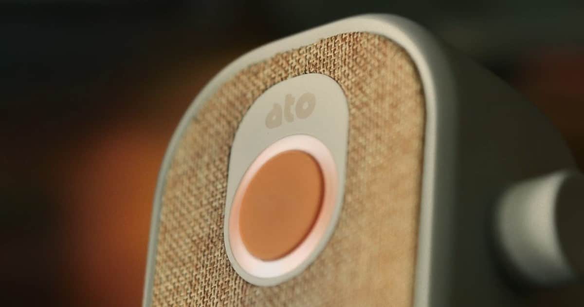 "Ensamblado en San Francisco, diseñado en Argentina": Así es Ato, la computadora con IA sin pantallas para adultos mayores que funciona con la voz