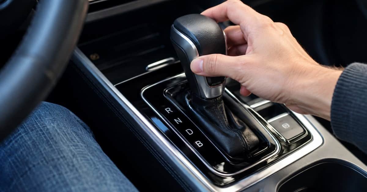 Qué significa la letra B en la palanca de cambios de tu auto: cómo usarla de manera adecuada
