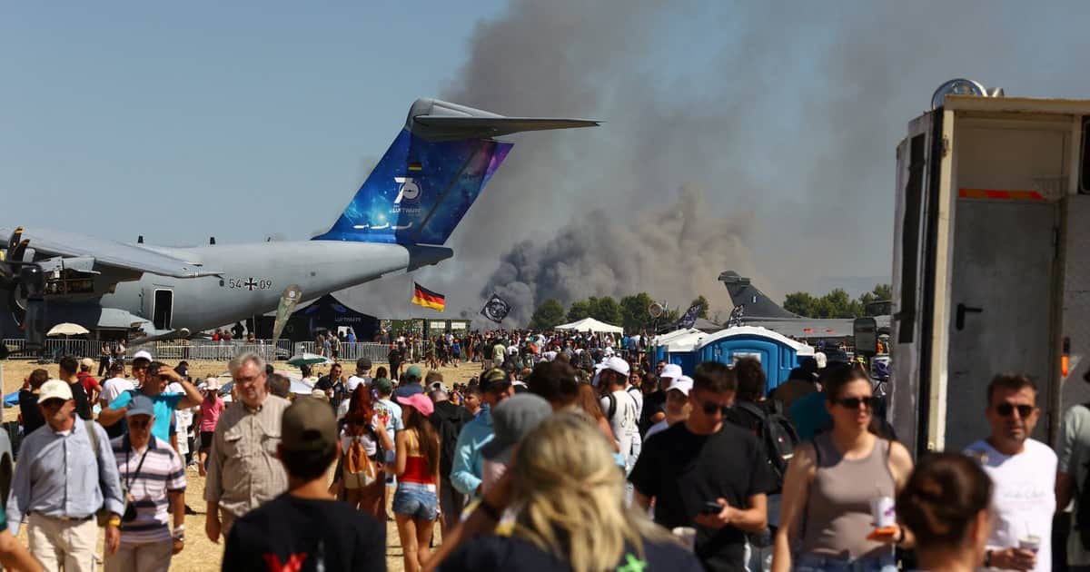 Tragedia aérea en Grecia: un avión militar se estrelló durante una exhibición