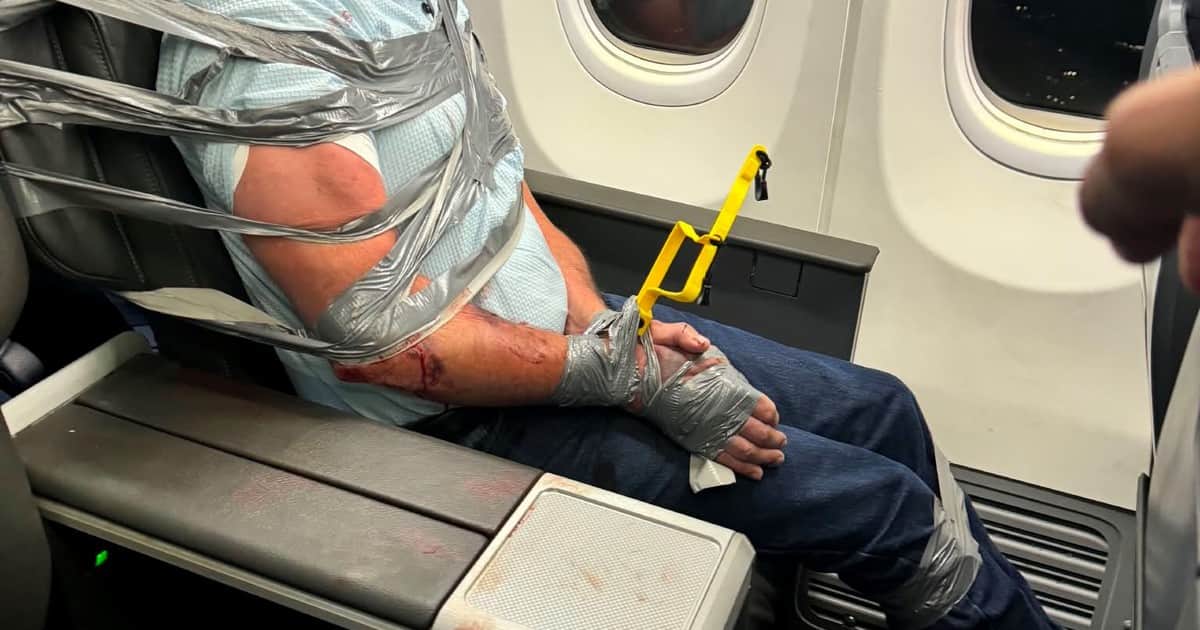 Tensión y violencia en pleno vuelo: un pasajero alcoholizado atacó a una azafata y otros viajeros, obligó a desviar el avión y terminó atado con cinta adhesiva