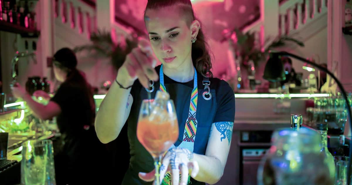 Alquímico: el bar de Cartagena que creó un mochilero francés y está entre los mejores del mundo