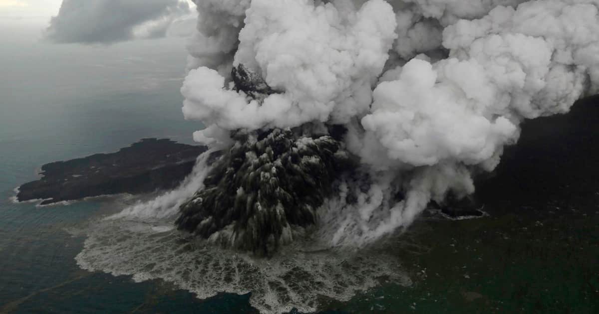 Caos aéreo por la erupción del volcán Anak Krakatoa: cierran aeropuertos en Indonesia y hay 150 mil pasajeros varados
