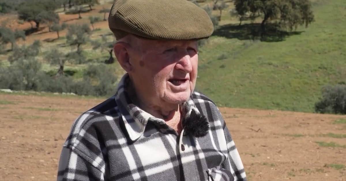 Domingo, el hombre de 101 años que sigue trabajando en el campo, explica el secreto de su longevidad: “Hago de todo y va pasando el tiempo”
