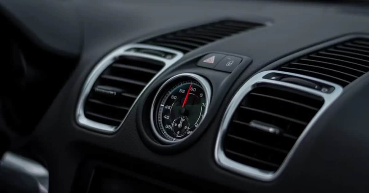 Para qué sirve enganchar un broche en el aire acondicionado de un auto y por qué mejora el ambiente dentro del vehículo