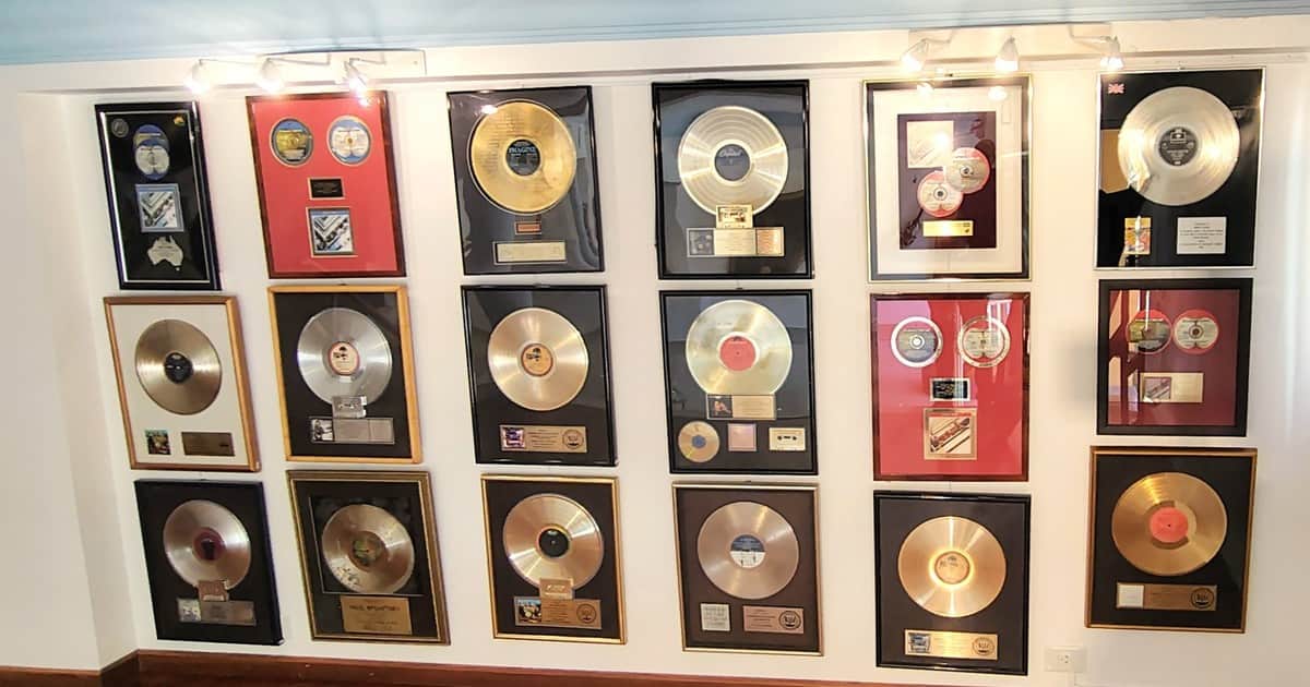 El mayor coleccionista de Los Beatles en Sudamérica trae su muestra a Buenos Aires