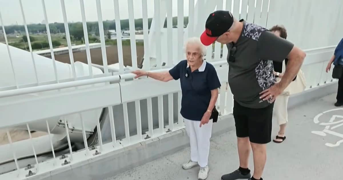 A los 102 años, una mujer cumple su sueño más esperado acompañada de sus amigos: “Quería hacer esto cuando tuviera 100 años y tuve que esperar dos años para hacerlo”