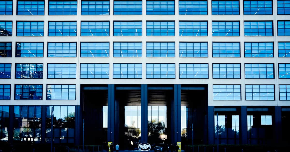 Casi la mitad de las empresas industriales tuvo problemas para afrontar sus gastos y más de la mitad de ellas recurrió a deuda