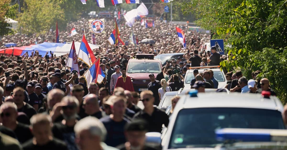 Funeral de Ratko Mladic: una multitud despide al criminal de guerra en Belgrado y provoca una advertencia de Bruselas