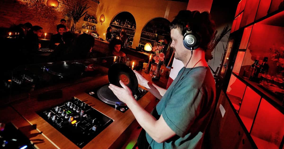 Volvió el vinilo y es tendencia: los bares donde se apaga el streaming y suenan los discos