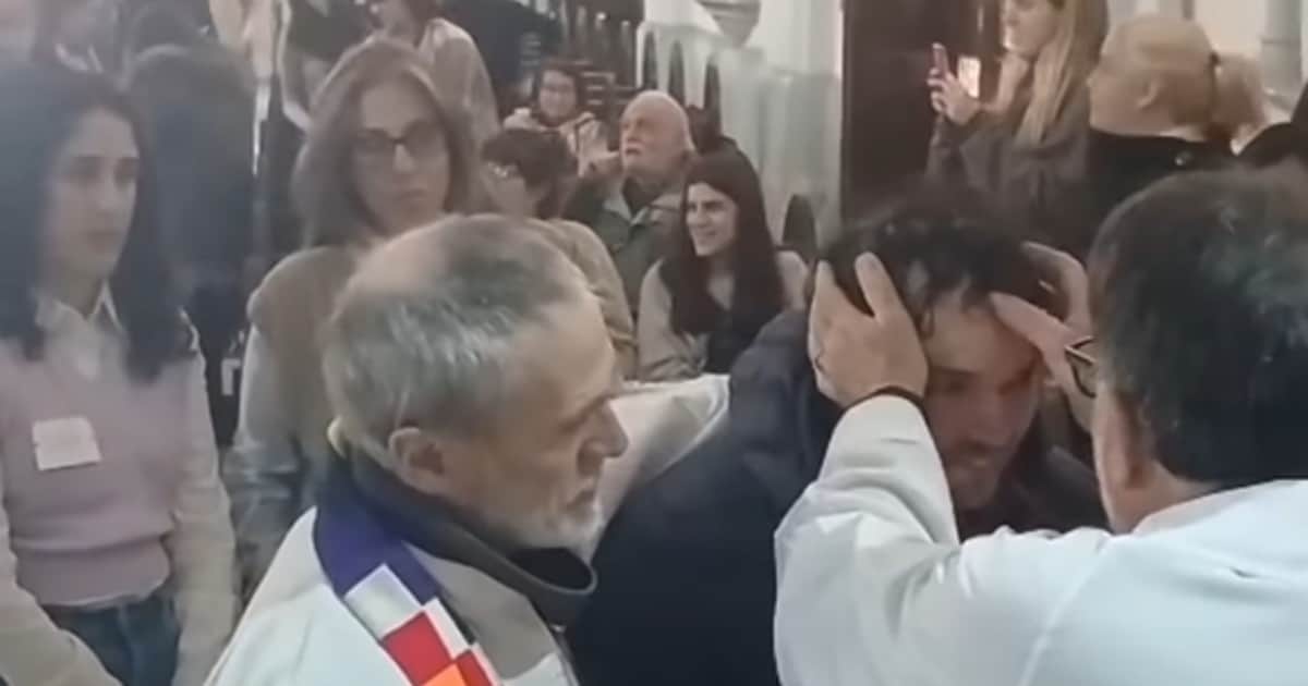 Al final, los curas kirchneristas hicieron los "bautismos comunitarios", pero no frente a la casa de Cristina
