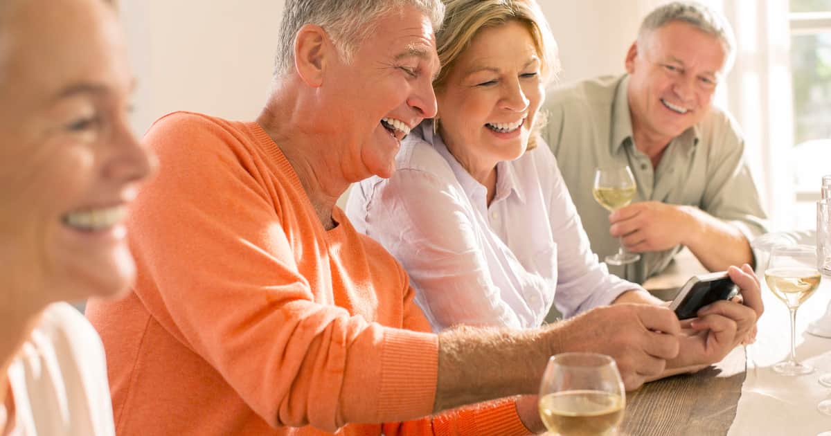 Conocer gente después de los 55: cómo funciona Vermut, la app que propone encuentros y actividades