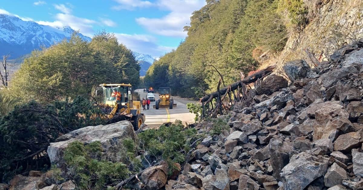 Derrumbe en la Ruta 40: un alud de barro y piedras obligó a cortar el tránsito entre Bariloche y El Bolsón