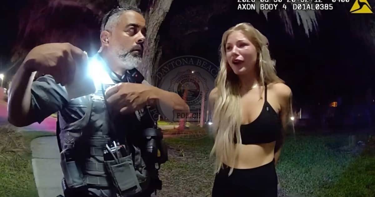Chocó contra un auto estacionado, golpeó a su dueña, no quiso hacerse el control de alcoholemia y drogas, y terminó detenida: “Pensé que éramos todos amigos”