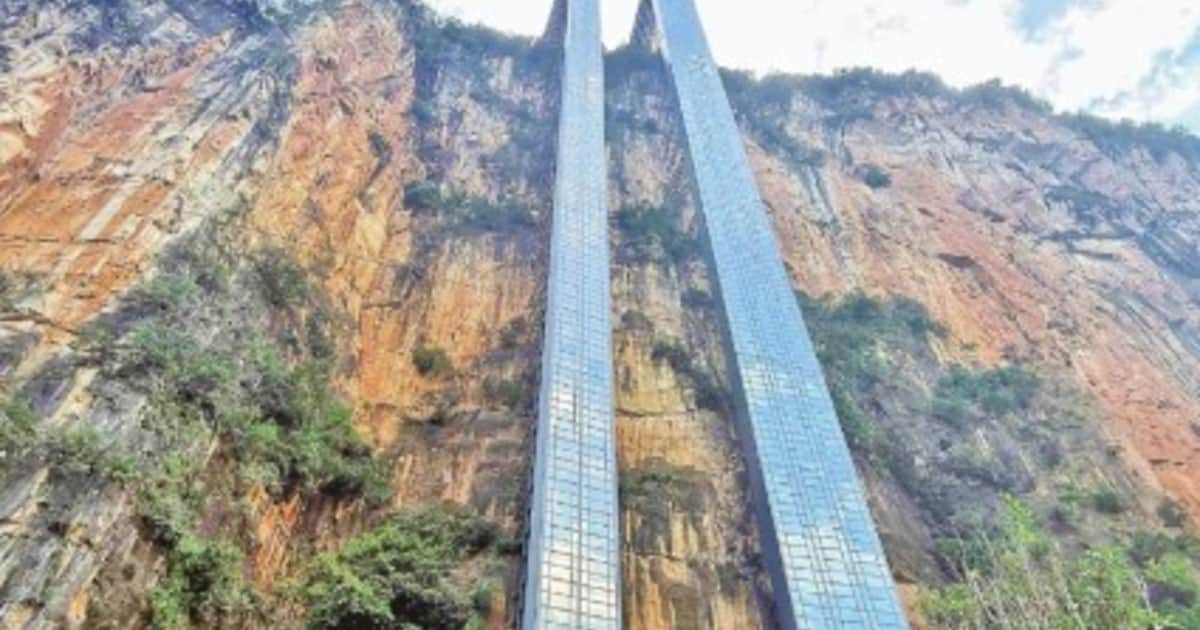 China construyó un ascensor en la roca de 288 metros de altura para que los niños lleguen al colegio