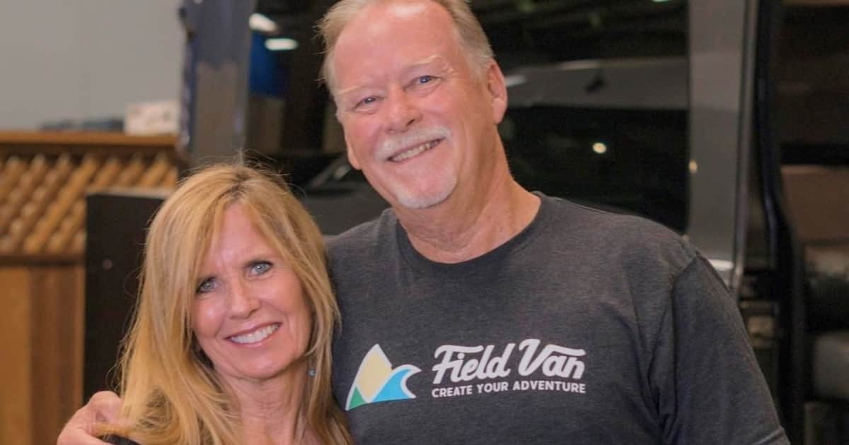 Tienen 60 años, le dejaron la empresa a su hijo para ser nómadas y vivir en su propio motorhome: "Trabajamos muy duro por 40 años, a veces trabajábamos hasta 90 días seguidos"
