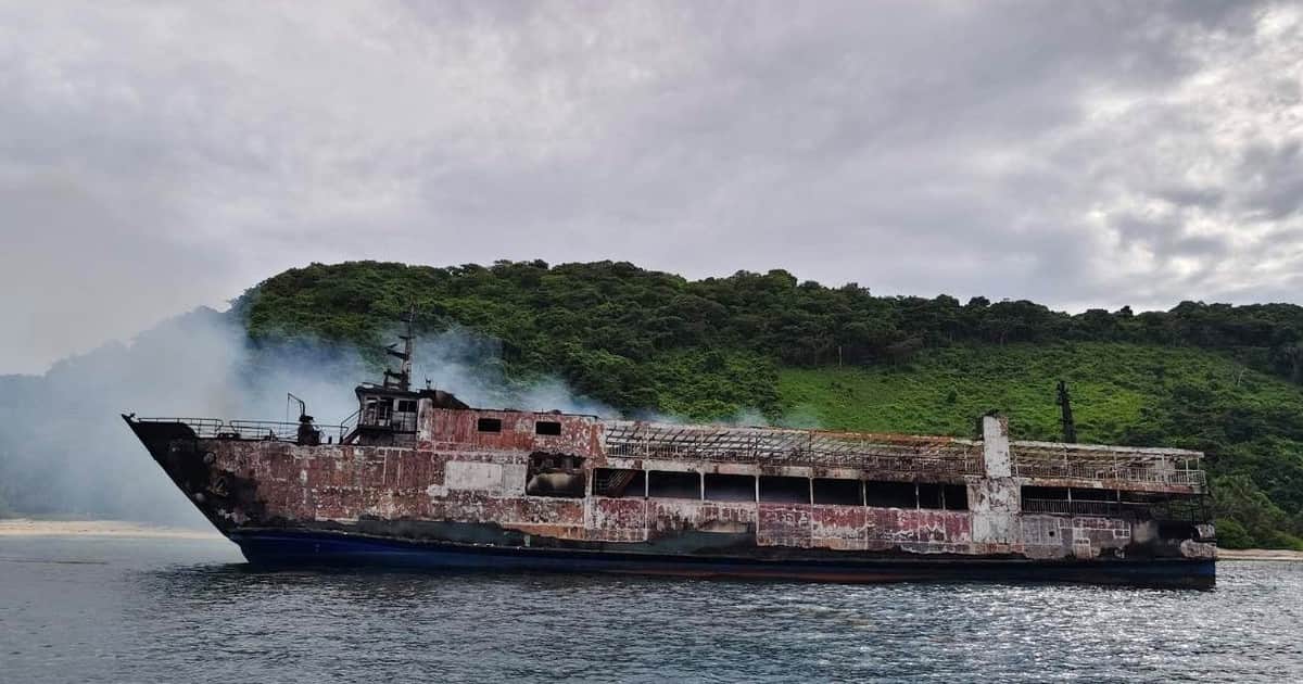Un ferry ardió frente a la costa de Filipinas: murieron al menos cinco personas y buscan a decenas de pasajeros