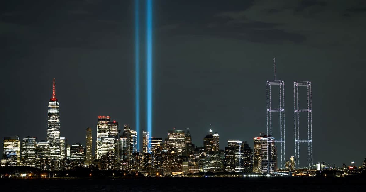 Nueva York despliega 2.977 drones por el 25 aniversario del 11-S y dibuja las Torres Gemelas en el cielo de Manhattan: el sentido homenaje a las víctimas del atentado terrorista