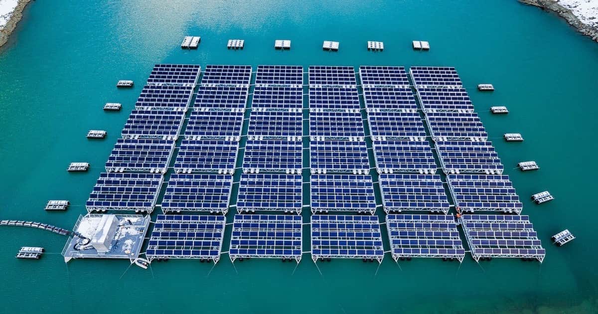 Suiza instala 1.400 paneles solares en un lago y los mantiene bajo el agua durante seis meses: así funciona su sorprendente sistema