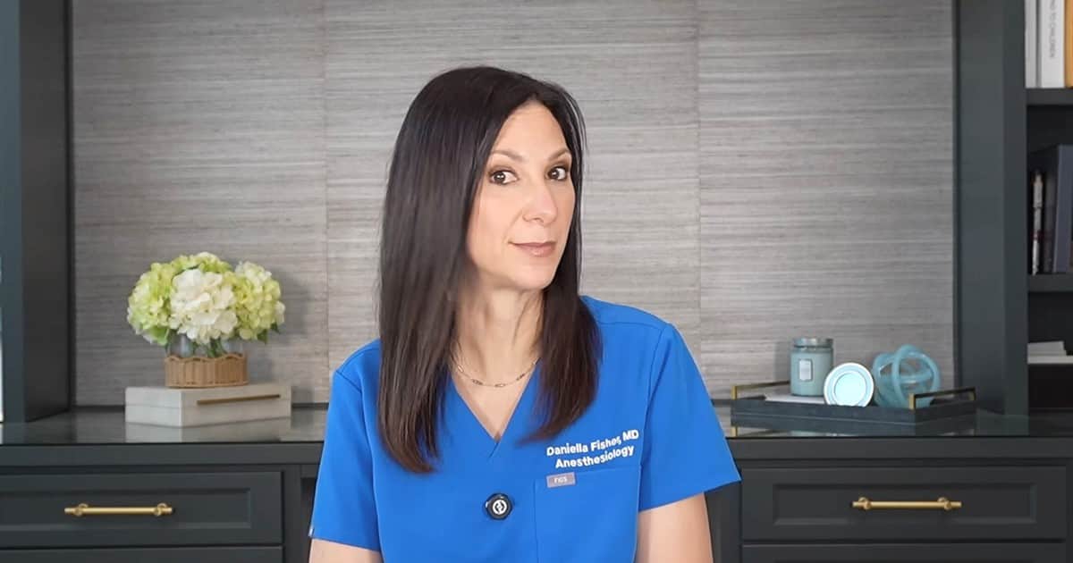 Daniella Fisher, doctora con 22 años de experiencia sobre duchar a personas mayores: "Cuando alguien comienza a ducharse con menos frecuencia, casi nunca se debe a pereza, sino al miedo a tropezar y caerse"