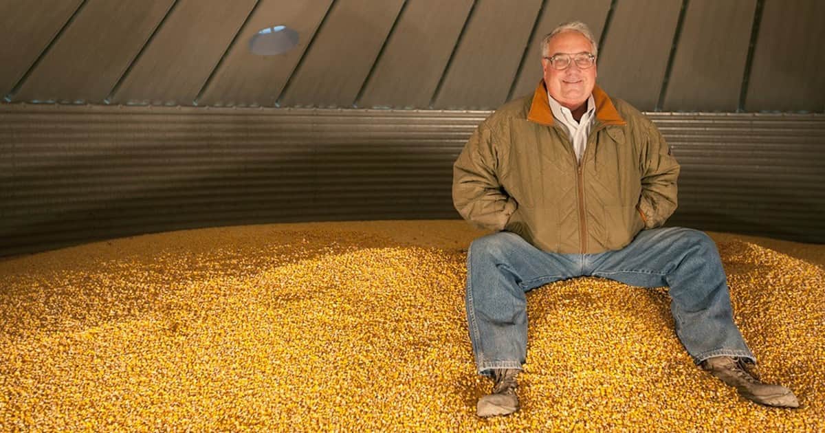 En 1986, Warren Buffett compró una granja de 400 acres en Nebraska por 280.000 dólares; casi 40 años después, su hijo cultiva allí y defiende la conservación del suelo en lugar de administrar miles de millones