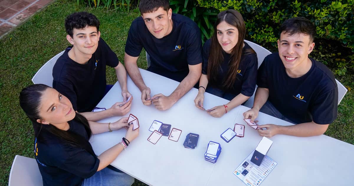 Los alumnos de una escuela crearon un juego para que las familias dejen el celular y vuelvan a conversar