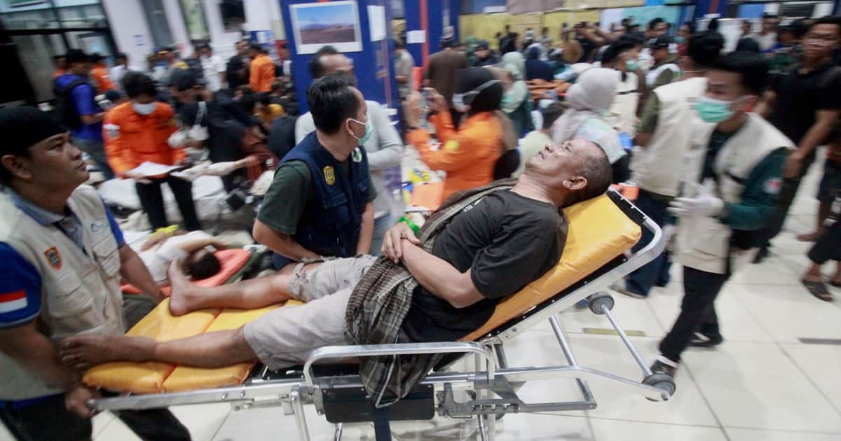 Naufragó un ferry en Indonesia por un temporal con olas de 3 metros: hay al menos 6 muertos y 130 pasajeros desaparecidos