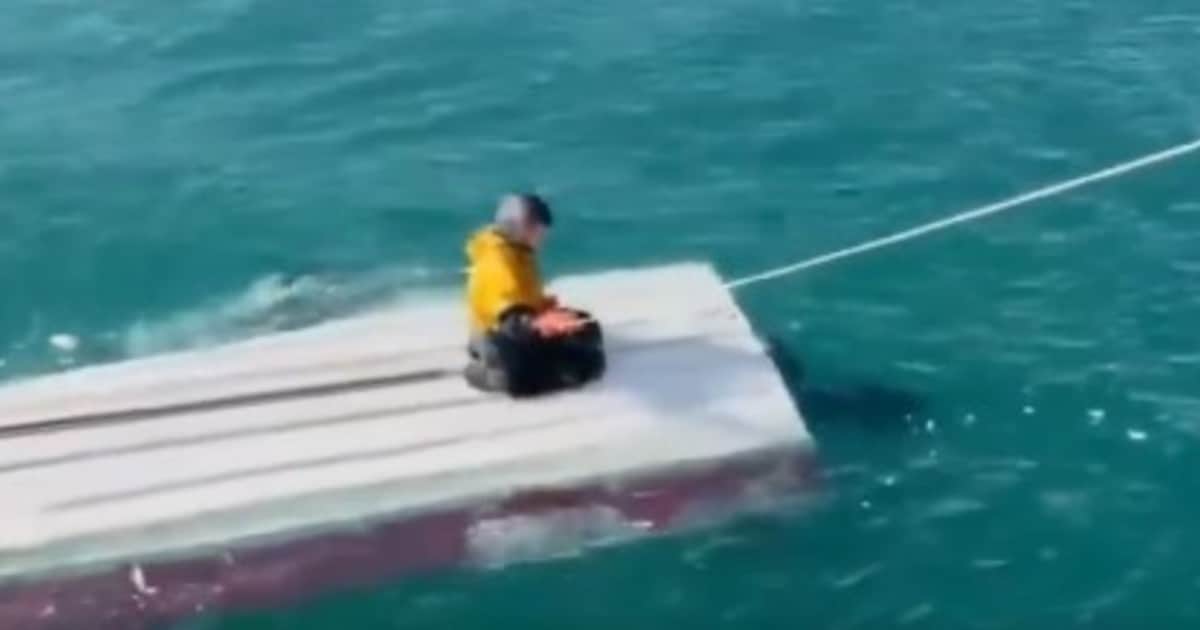 Rescatan a un adolescente que estuvo a la deriva sin agua ni comida tres días y vio morir a su familia