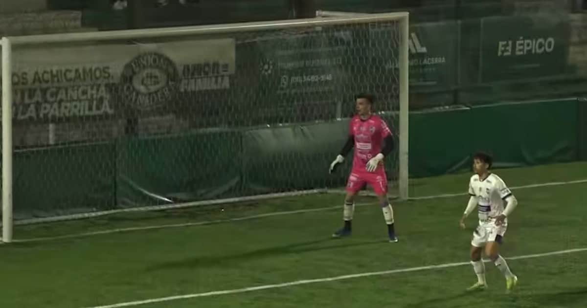 Para que lo copie Messi: el golazo olímpico de zurda y tres dedos de Excursionistas, que dará la vuelta al mundo