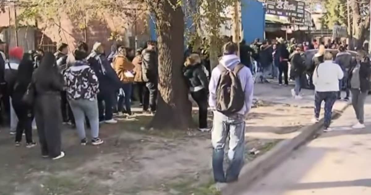 Un cantante de cumbia abrió una parrilla y ofreció 14 empleos: hubo más de cinco cuadras de fila para dejar el currículum