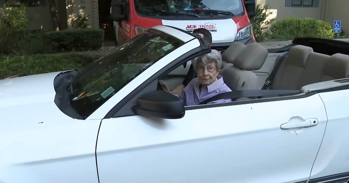 Cumplió 100 años, recorrió todos los estados de EE.UU. y todavía maneja su Mustang blanco por Atlanta: “No me preocupo por las cosas, así que, cuando suceden, no puedo cambiarlas”